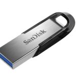 نمای نزدیک از فلش مموری SanDisk Ultra Flair CZ73 با بدنه فلزی براق